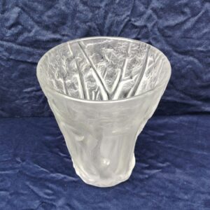 Grand vase art déco en verre dépoli, intitulé " La forêt" par le tchèque Josef Inwald. Représentation en relief de troncs d'arbres. Très bon état. Hauteur : 26 cm Diamètre : 20 cm