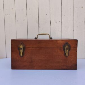 Boite coffre en bois  vernis  avec Poignée et fermetures en laiton. rayures et petites taches d'usage. Bon état général Dimensions : 37,5 x 17 cm Hauteur fermée : 17,5 cm