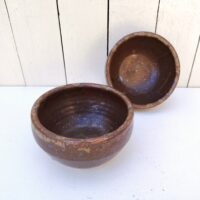 Paire de bols en grès émaillé pyrité, signée Gustave Tiffoche à Guérande. Très bon état Diamètre : 14 cm Hauteur : 7,5 cm