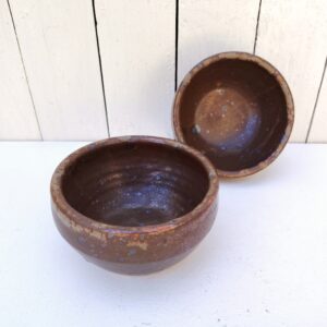 Paire de bols en grès émaillé pyrité, signée Gustave Tiffoche à Guérande. Très bon état Diamètre : 14 cm Hauteur : 7,5 cm