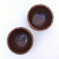 Paire de bols en grès émaillé pyrité, signée Gustave Tiffoche à Guérande. Très bon état Diamètre : 14 cm Hauteur : 7,5 cm
