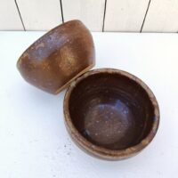 Paire de bols en grès émaillé pyrité, signée Gustave Tiffoche à Guérande. Très bon état Diamètre : 14 cm Hauteur : 7,5 cm