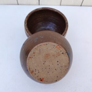 Paire de bols en grès émaillé pyrité, signée Gustave Tiffoche à Guérande. Très bon état Diamètre : 14 cm Hauteur : 7,5 cm