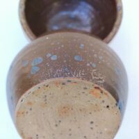 Paire de bols en grès émaillé pyrité, signée Gustave Tiffoche à Guérande. Très bon état Diamètre : 14 cm Hauteur : 7,5 cm