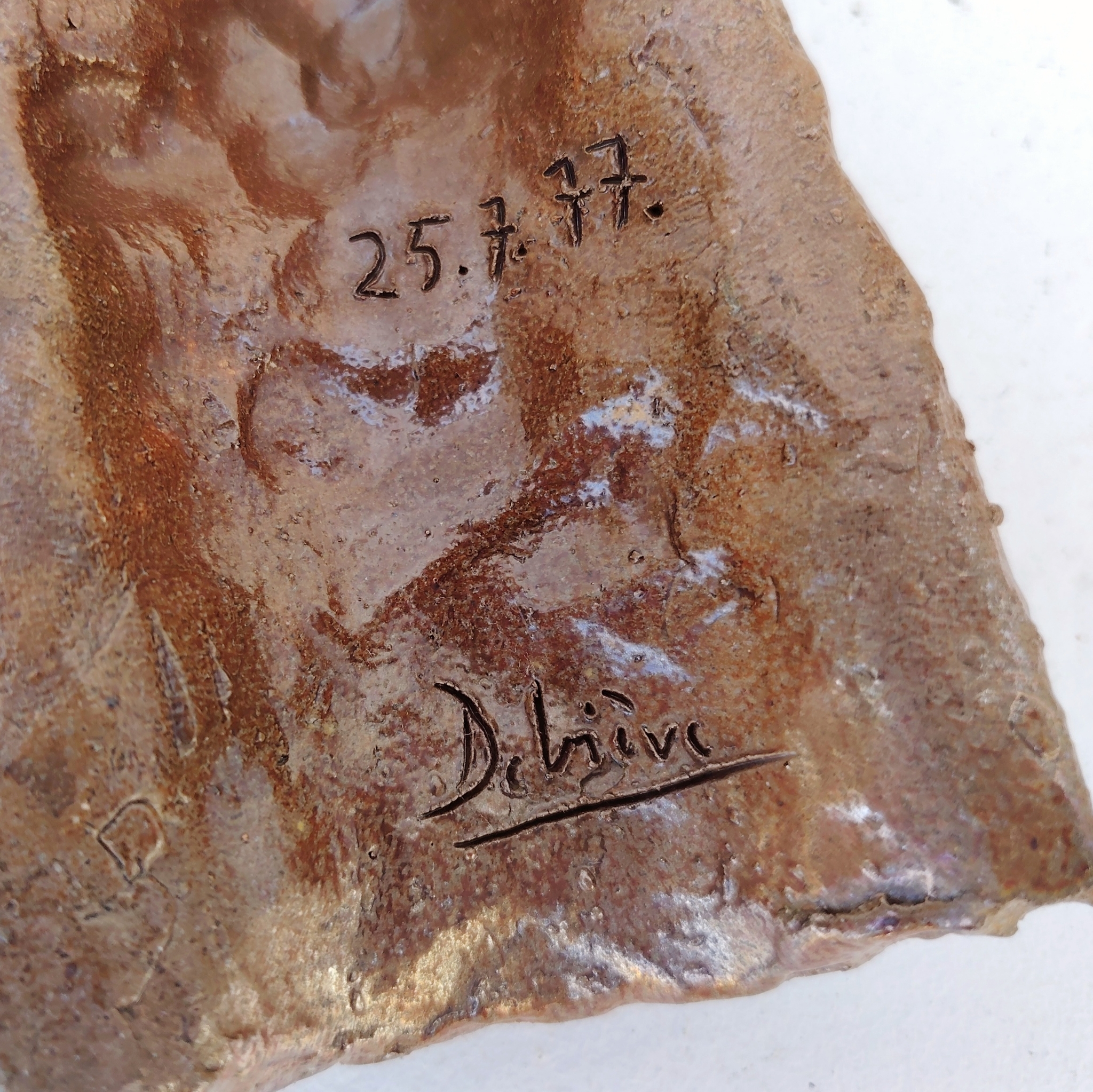 Sculpture anthropomorphe représenatnt Saint jean avec un oiseau en terre cuite vernisée, par Raymond Debiève. Un trou sur le haut pour l'accrocher au mur. Signé et daté en creux.