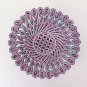 Grande coupe à fruits en barbotine, en céramique tressée dans les tons violet,rose,bleu. Digné en creux Vallauris sur le dessous. Très bon état Hauteur : 8,5 cm Diamètre : 30 cm