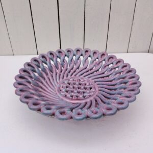 Grande coupe à fruits en barbotine, en céramique tressée dans les tons violet,rose,bleu. Digné en creux Vallauris sur le dessous. Très bon état Hauteur : 8,5 cm Diamètre : 30 cm