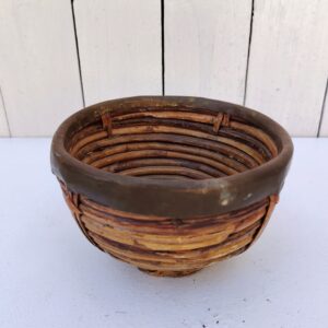 Panière en rotin finissant par un col en laiton doré, faisant penser au travail de Gabriella Crespi. Petites usures du rotin sans gravité , traces d'oxydation sur le laiton. Bon état général Hauteur : 9,5 cm Diamètre : 15 cm