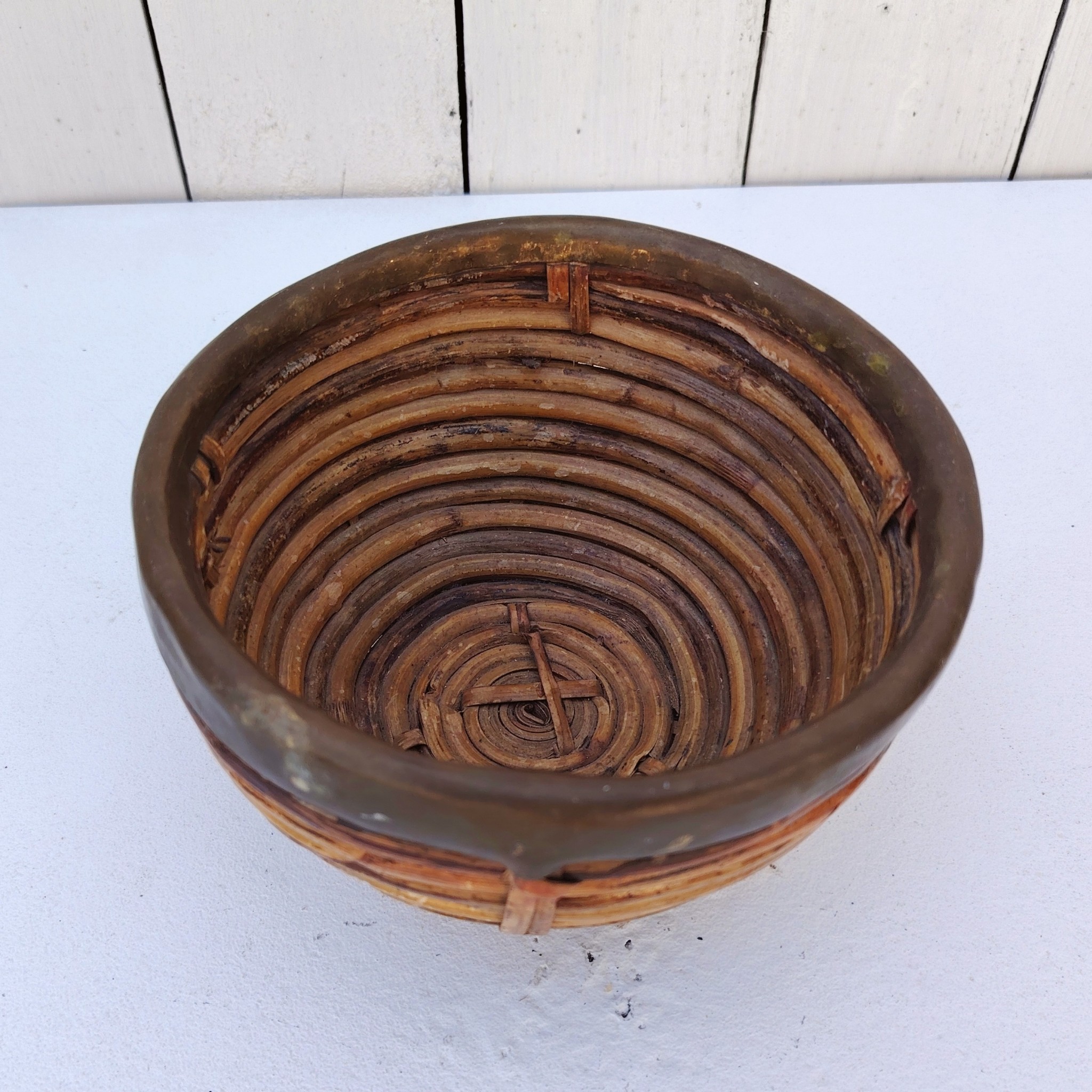 Panière en rotin finissant par un col en laiton doré, faisant penser au travail de Gabriella Crespi. Petites usures du rotin sans gravité , traces d'oxydation sur le laiton. Bon état général Hauteur : 9,5 cm Diamètre : 15 cm