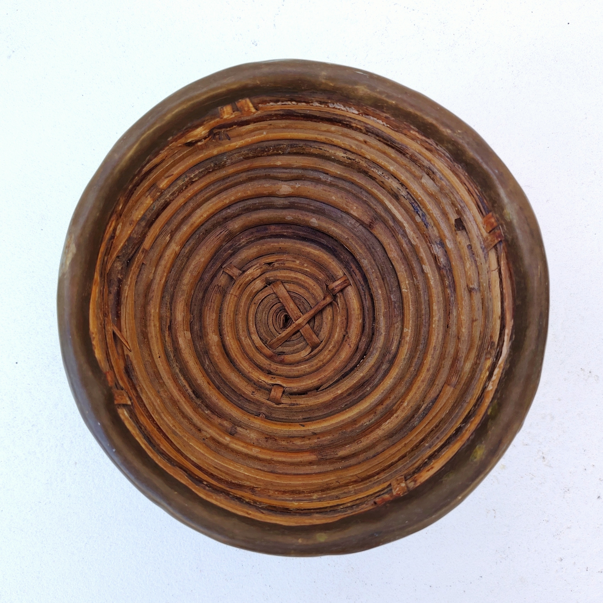 Panière en rotin finissant par un col en laiton doré, faisant penser au travail de Gabriella Crespi. Petites usures du rotin sans gravité , traces d'oxydation sur le laiton. Bon état général Hauteur : 9,5 cm Diamètre : 15 cm