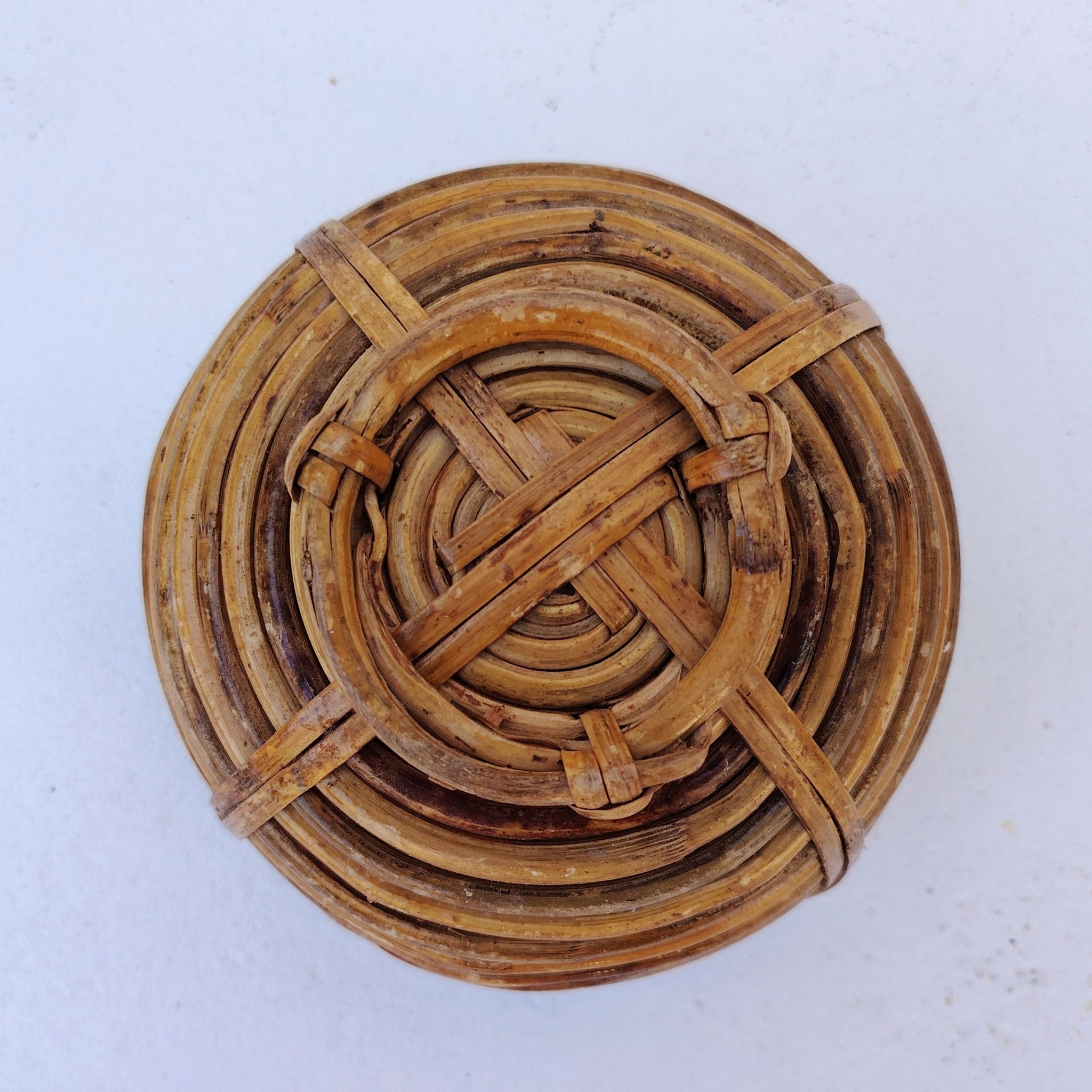 Panière en rotin finissant par un col en laiton doré, faisant penser au travail de Gabriella Crespi. Petites usures du rotin sans gravité , traces d'oxydation sur le laiton. Bon état général Hauteur : 9,5 cm Diamètre : 15 cm