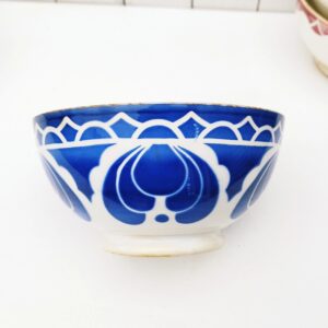  Grand bol ancien modèle Aïcha datant des années 50, en faïence  à décor de fleurs, Digoin.. Traces d'usage à l'intérieur. Petite usure du contour. Un fèle sur le rebord et un éclat, Taches et trace d'usage Idéal en décoration pour une accumulation. Dans son jus Diamètre : 19 cm Hauteur : 10 cm