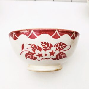  Grand bol ancien datant des années 50, en faïence  à décor de fleurs, Digoin.. Traces d'usage à l'intérieur. Usures du contour, un éclat sur le rebord intérieur. Taches, rayure et petits éclats d'usage. Idéal en décoration pour une accumulation. Dans son Diamètre : 19 cm Hauteur : 10 cm