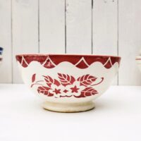  Grand bol ancien datant des années 50, en faïence  à décor de fleurs, Digoin.. Traces d'usage à l'intérieur. Usures du contour, un éclat sur le rebord intérieur. Taches, rayure et petits éclats d'usage. Idéal en décoration pour une accumulation. Dans son Diamètre : 19 cm Hauteur : 10 cm
