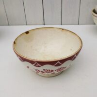  Grand bol ancien datant des années 50, en faïence  à décor de fleurs, Digoin.. Traces d'usage à l'intérieur. Usures du contour, un éclat sur le rebord intérieur. Taches, rayure et petits éclats d'usage. Idéal en décoration pour une accumulation. Dans son Diamètre : 19 cm Hauteur : 10 cm