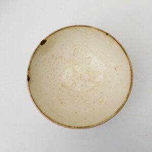  Grand bol ancien datant des années 50, en faïence  à décor de fleurs, Digoin.. Traces d'usage à l'intérieur. Usures du contour, un éclat sur le rebord intérieur. Taches, rayure et petits éclats d'usage. Idéal en décoration pour une accumulation. Dans son Diamètre : 19 cm Hauteur : 10 cm