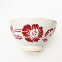 Bol ancien datant des années 50, en faïence  à décor de fleurs, Traces d'usage à l'intérieur. Usures du contour,  Taches, rayures et petits éclats d'usage. Idéal en décoration pour une accumulation. Dans son jus Diamètre : 16 cm Hauteur : 9,5 cm
