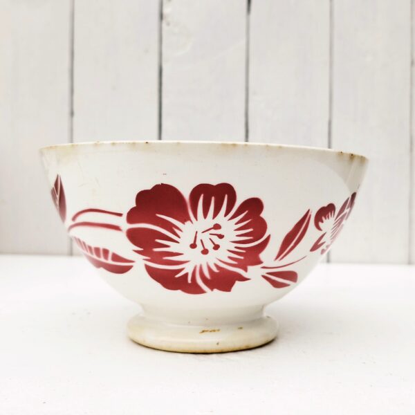 Bol ancien datant des années 50, en faïence  à décor de fleurs, Traces d'usage à l'intérieur. Usures du contour,  Taches, rayures et petits éclats d'usage. Idéal en décoration pour une accumulation. Dans son jus Diamètre : 16 cm Hauteur : 9,5 cm