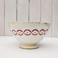 Bol ancien datant des années 50, en faïence  à décor de fleurs, Traces d'usage à l'intérieur. Usures du contour,  Taches, rayures et petits éclats d'usage. Idéal en décoration pour une accumulation. Dans son jus Diamètre : 16 cm Hauteur : 9,5 cm