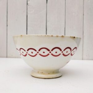 Bol ancien datant des années 50, en faïence  à décor de fleurs, Traces d'usage à l'intérieur. Usures du contour,  Taches, rayures et petits éclats d'usage. Idéal en décoration pour une accumulation. Dans son jus Diamètre : 16 cm Hauteur : 9,5 cm