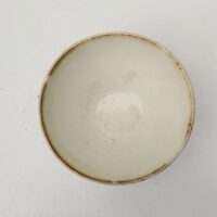 Bol ancien datant des années 50, en faïence  à décor de fleurs, Traces d'usage à l'intérieur. Usures du contour,  Taches, rayures et petits éclats d'usage. Idéal en décoration pour une accumulation. Dans son jus Diamètre : 16 cm Hauteur : 9,5 cm