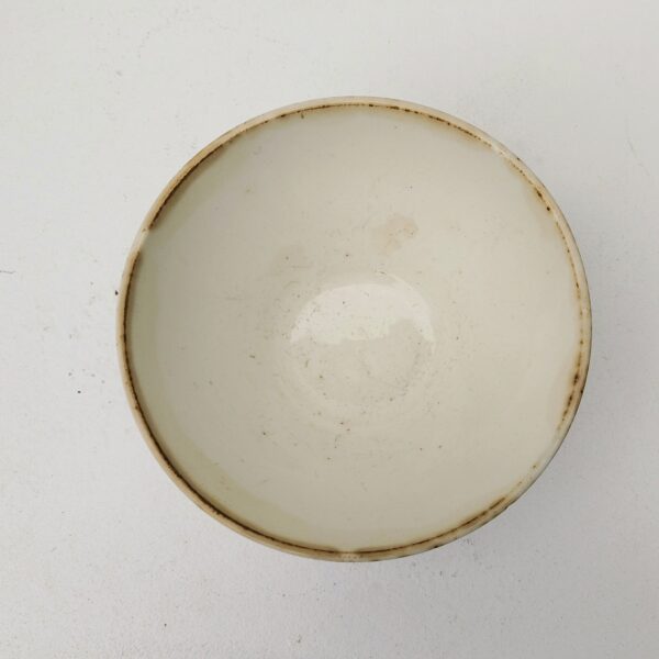 Bol ancien datant des années 50, en faïence  à décor de fleurs, Traces d'usage à l'intérieur. Usures du contour,  Taches, rayures et petits éclats d'usage. Idéal en décoration pour une accumulation. Dans son jus Diamètre : 16 cm Hauteur : 9,5 cm