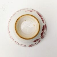 Bol ancien datant des années 50, en faïence  à décor de fleurs, Traces d'usage à l'intérieur. Usures du contour,  Taches, rayures et petits éclats d'usage. Idéal en décoration pour une accumulation. Dans son jus Diamètre : 16 cm Hauteur : 9,5 cm
