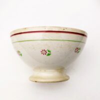 Très grand bol en faïence à décor de fleurs et liserés vert et rouge.  Usure du contour, rayure et traces d'usage . Capacité : 1 litre. Dans son jus Hauteur : 11 cm Diamètre : 18 cm