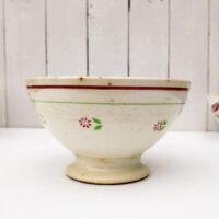 Très grand bol en faïence à décor de fleurs et liserés vert et rouge.  Usure du contour, rayure et traces d'usage . Capacité : 1 litre. Dans son jus Hauteur : 11 cm Diamètre : 18 cm