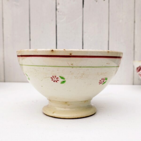 Très grand bol en faïence à décor de fleurs et liserés vert et rouge.  Usure du contour, rayure et traces d'usage . Capacité : 1 litre. Dans son jus Hauteur : 11 cm Diamètre : 18 cm