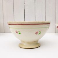 Très grand bol en faïence à décor de fleurs et liserés vert et rouge.  Usure du contour, rayure et traces d'usage . Capacité : 1 litre. Dans son jus Hauteur : 11 cm Diamètre : 18 cm