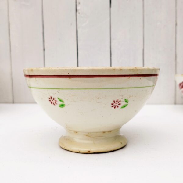 Très grand bol en faïence à décor de fleurs et liserés vert et rouge.  Usure du contour, rayure et traces d'usage . Capacité : 1 litre. Dans son jus Hauteur : 11 cm Diamètre : 18 cm