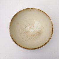 Très grand bol en faïence à décor de fleurs et liserés vert et rouge.  Usure du contour, rayure et traces d'usage . Capacité : 1 litre. Dans son jus Hauteur : 11 cm Diamètre : 18 cm