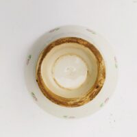 Très grand bol en faïence à décor de fleurs et liserés vert et rouge.  Usure du contour, rayure et traces d'usage . Capacité : 1 litre. Dans son jus Hauteur : 11 cm Diamètre : 18 cm