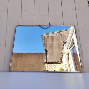 Grand miroir de barbier simple , structure en métal. Une chaînette d'accroche. Suspension horizontale Quelques rayures sur les miroirs. Une petite paillette sur le bas du miroir. Très bon état général Dimensions : 40 x 30 cm