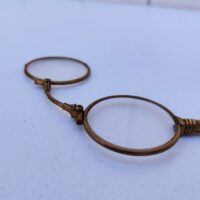 Lorgnette de théâtre pliante , en laiton doré, branche à décor ciselé. Petites rayures d'usage sur les verres. Bon état général . Longueur : 12,5 cm