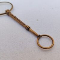 Lorgnette de théâtre pliante , en laiton doré, branche à décor ciselé. Petites rayures d'usage sur les verres. Bon état général . Longueur : 12,5 cm