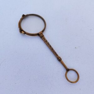 Lorgnette de théâtre pliante , en laiton doré, branche à décor ciselé. Petites rayures d'usage sur les verres. Bon état général . Longueur : 12,5 cm