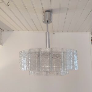 Lustre en verre de Doria Leuchten datant des années 70, structure en métal laqué blanc, deux séries de réflecteurs en verre givré et en relief. 6 feux de lumière Petits manque de peinture sans gravité. Très bon état Hauteur : 46 cm Diamètre avec réflecteur : 41 cm