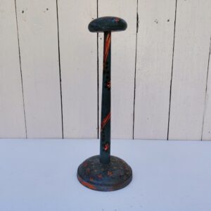 Porte-chapeau ancien en bois peint en bleu, orné de décorations florales peintes à la main . Traces d'usage et  petits manques de peinture. Le bout est légèrement tordu sans gravité Bon état général. Hauteurs :  27 cm