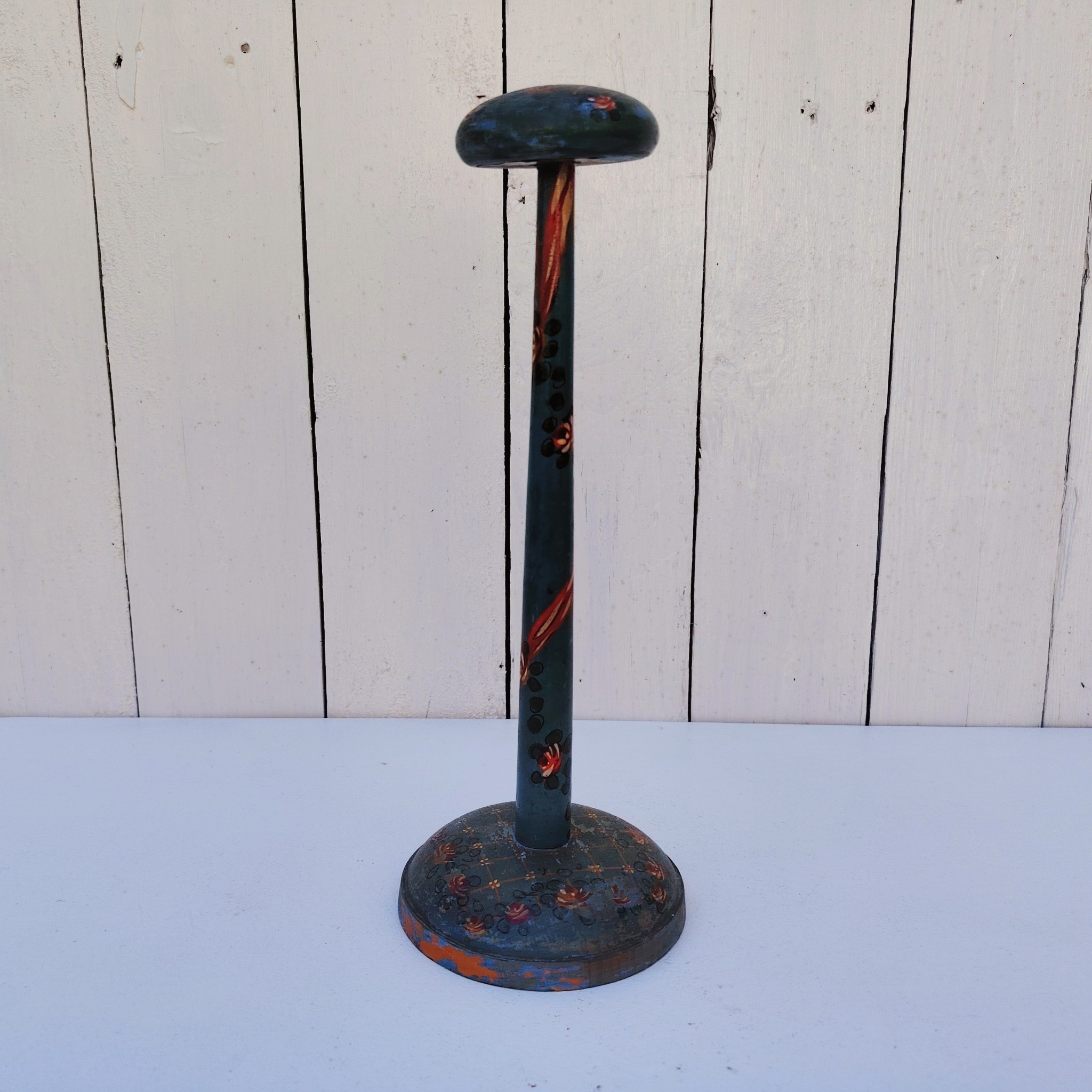 Porte-chapeau ancien en bois peint en bleu, orné de décorations florales peintes à la main . Traces d'usage et  petits manques de peinture. Le bout est légèrement tordu sans gravité Bon état général. Hauteurs :  27 cm