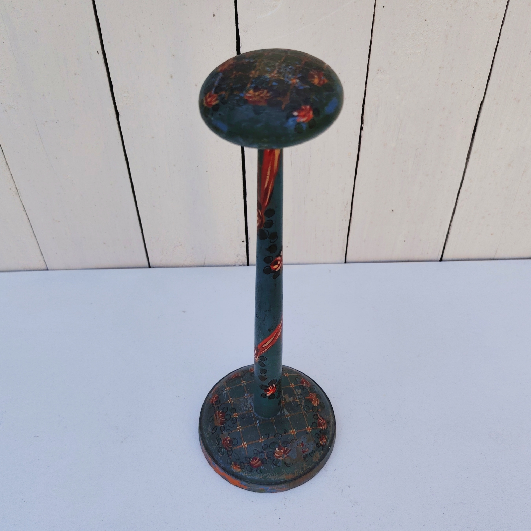 Porte-chapeau ancien en bois peint en bleu, orné de décorations florales peintes à la main . Traces d'usage et  petits manques de peinture. Le bout est légèrement tordu sans gravité Bon état général. Hauteurs :  27 cm