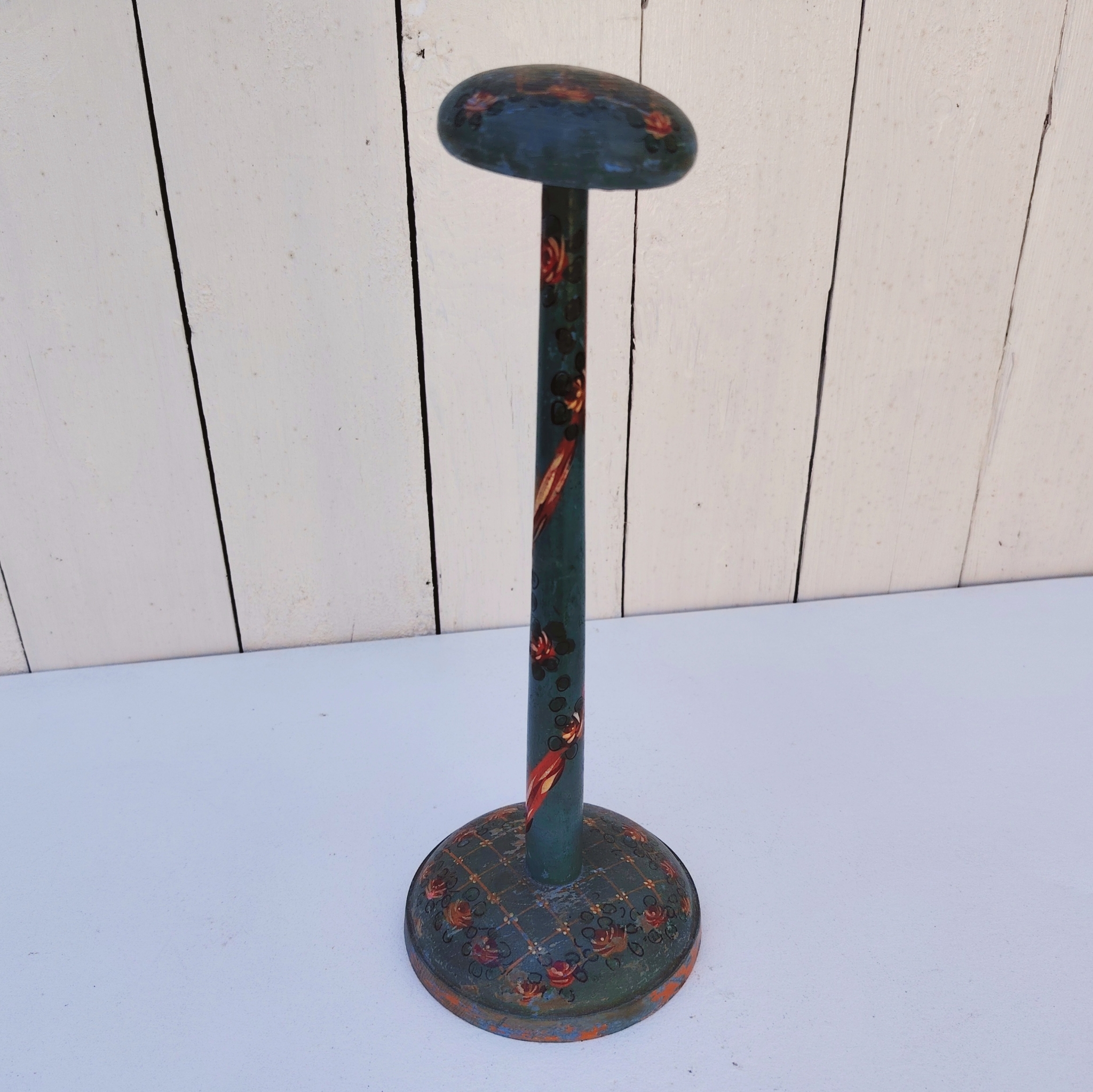 Porte-chapeau ancien en bois peint en bleu, orné de décorations florales peintes à la main . Traces d'usage et  petits manques de peinture. Le bout est légèrement tordu sans gravité Bon état général. Hauteurs :  27 cm