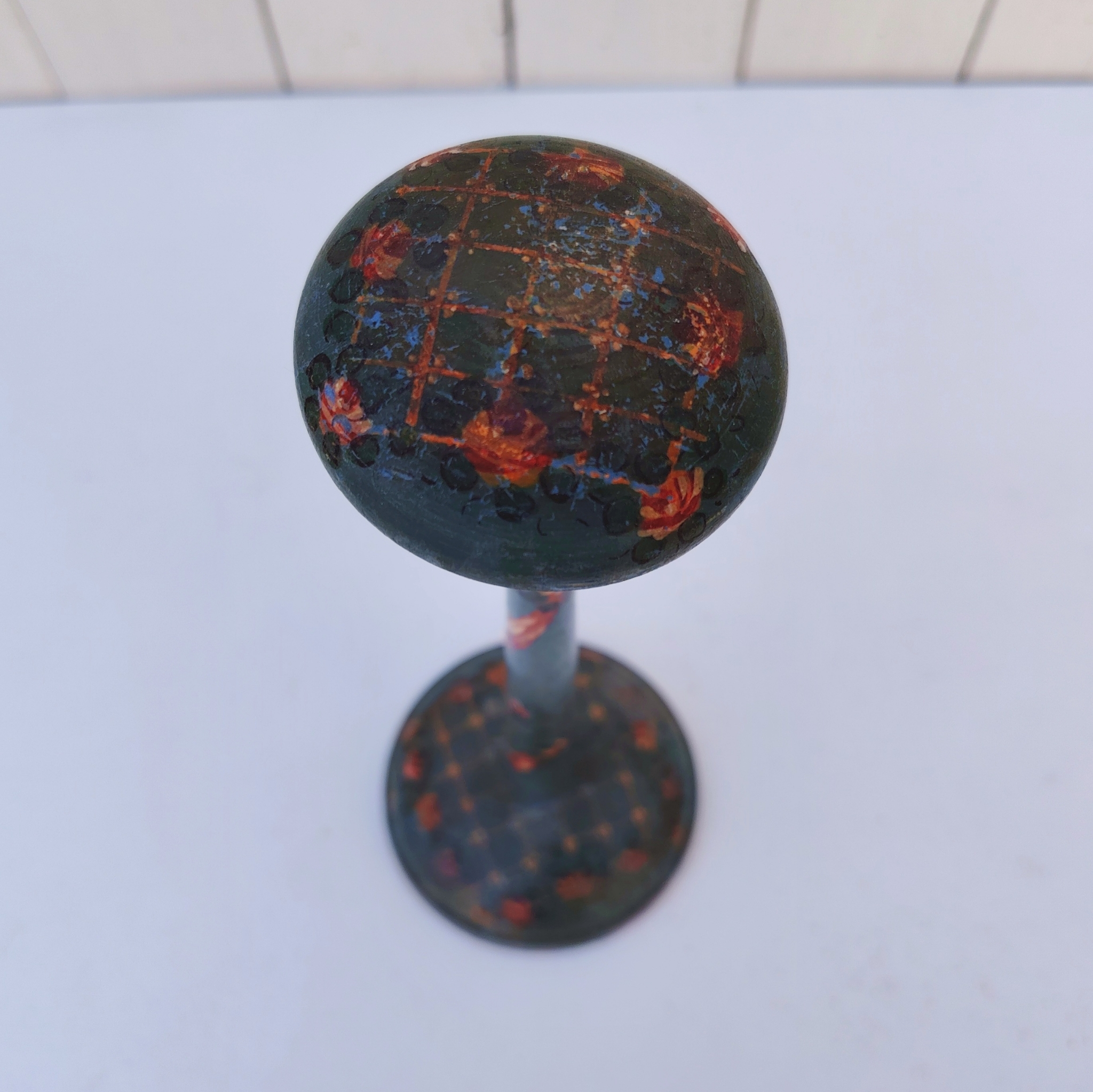 Porte-chapeau ancien en bois peint en bleu, orné de décorations florales peintes à la main . Traces d'usage et  petits manques de peinture. Le bout est légèrement tordu sans gravité Bon état général. Hauteurs :  27 cm