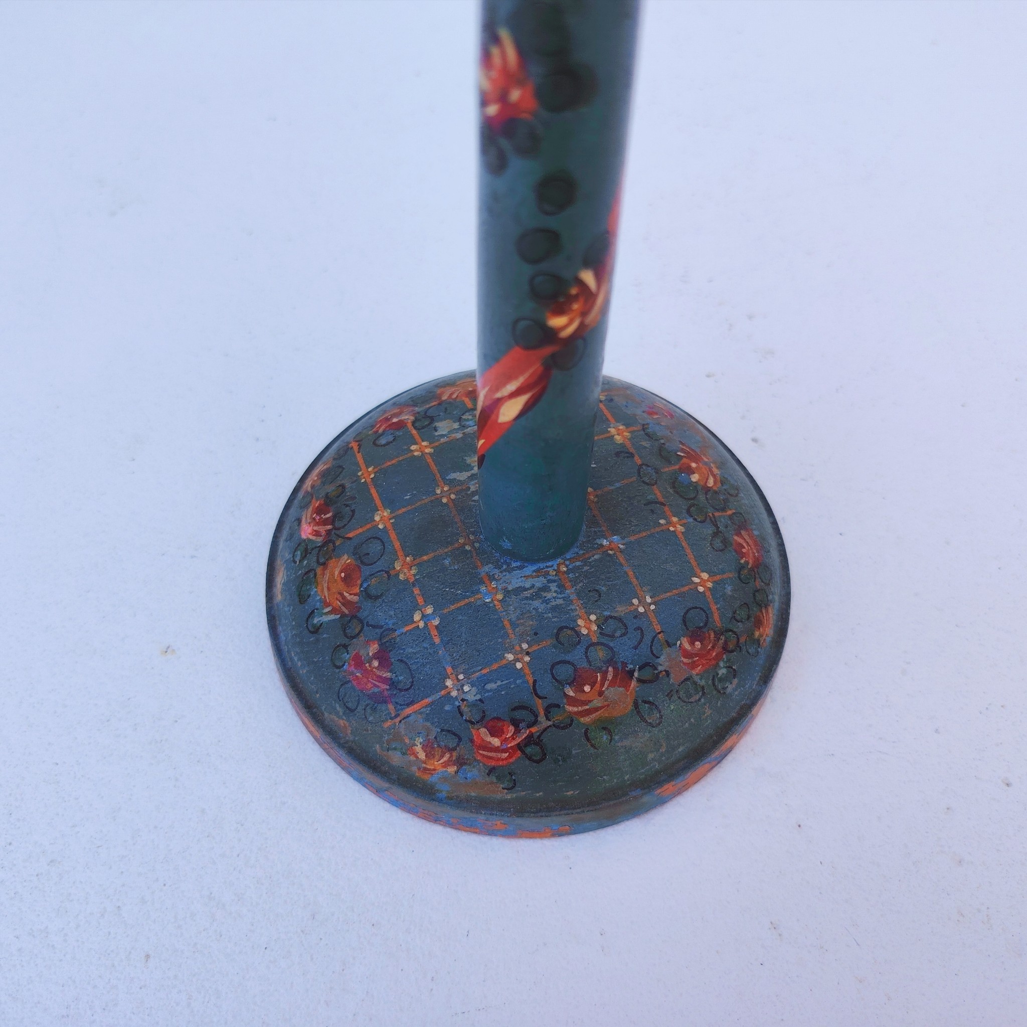 Porte-chapeau ancien en bois peint en bleu, orné de décorations florales peintes à la main . Traces d'usage et  petits manques de peinture. Le bout est légèrement tordu sans gravité Bon état général. Hauteurs :  27 cm