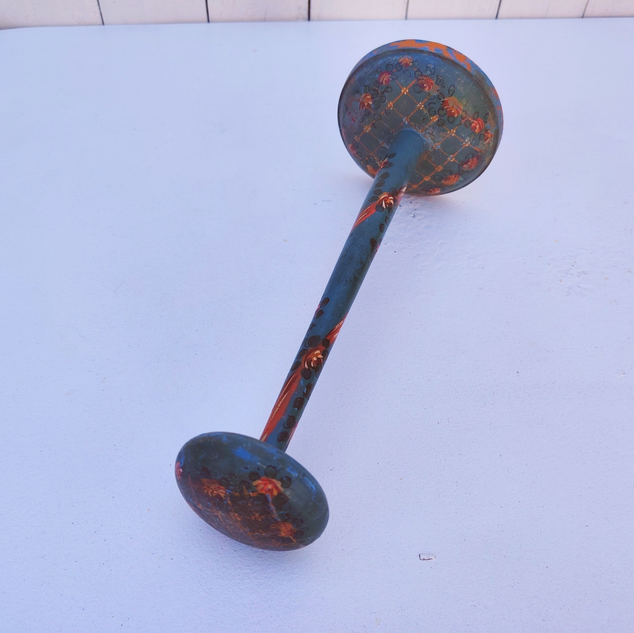 Porte-chapeau ancien en bois peint en bleu, orné de décorations florales peintes à la main . Traces d'usage et  petits manques de peinture. Le bout est légèrement tordu sans gravité Bon état général. Hauteurs :  27 cm