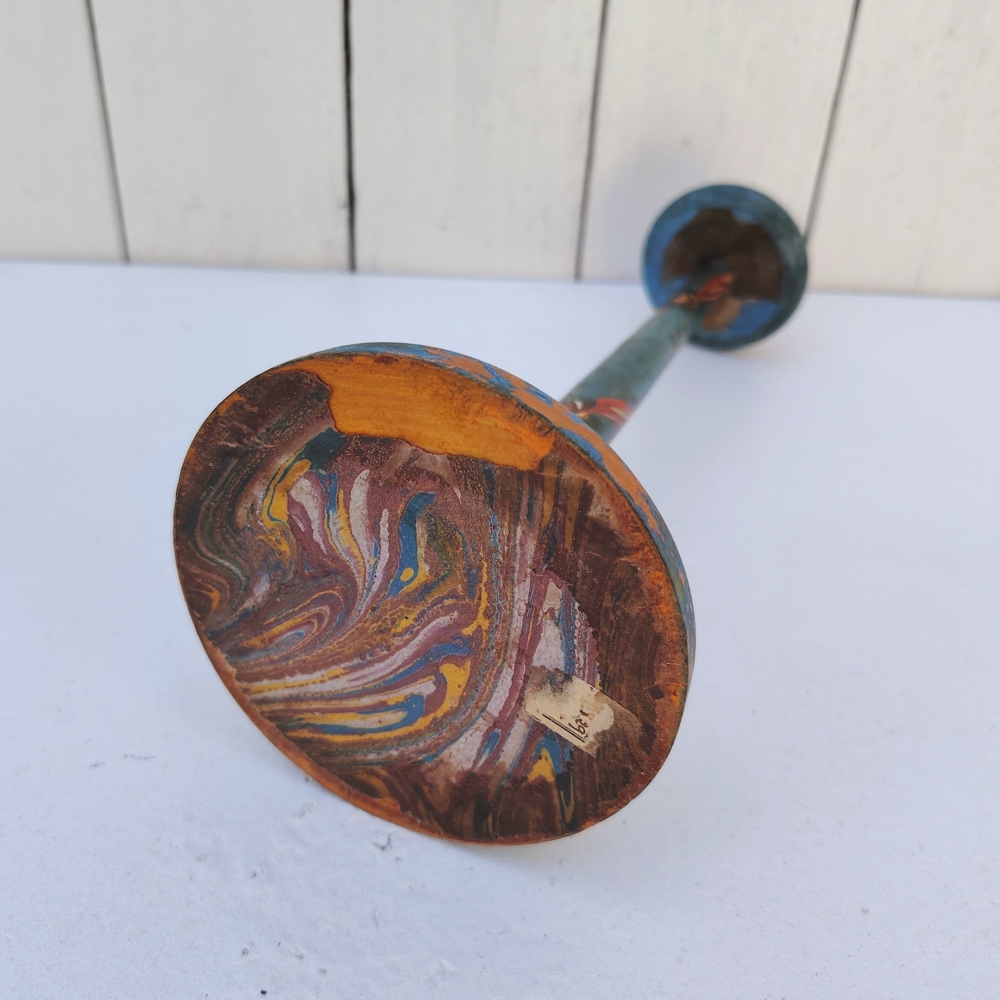 Porte-chapeau ancien en bois peint en bleu, orné de décorations florales peintes à la main . Traces d'usage et  petits manques de peinture. Le bout est légèrement tordu sans gravité Bon état général. Hauteurs :  27 cm