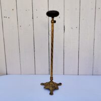 Ancien porte chapeau, présentoir de modiste ou porte perruque, postiche en bronze de la marque Siegel. Structure bronze ciselé à décor de feuille , une mollette permettant de la régler en hauteur. Repose chapeau en bois.