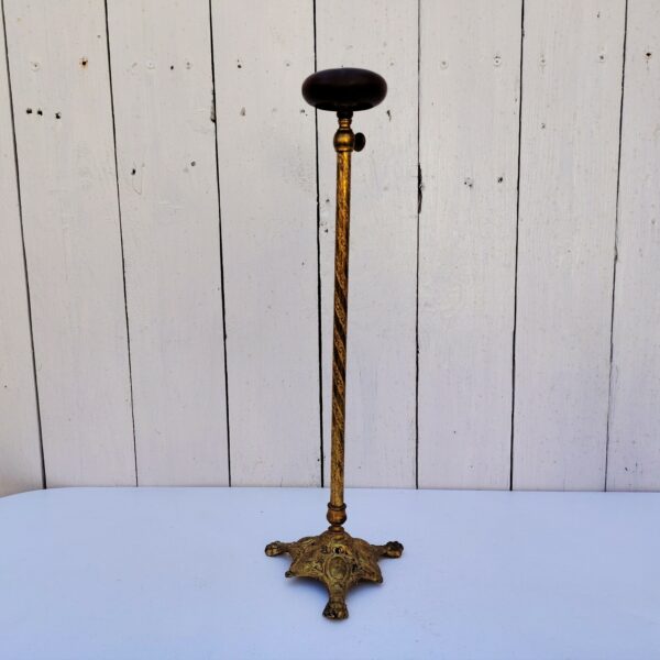 Ancien porte chapeau, présentoir de modiste ou porte perruque, postiche en bronze de la marque Siegel. Structure bronze ciselé à décor de feuille , une mollette permettant de la régler en hauteur. Repose chapeau en bois.