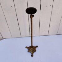 Ancien porte chapeau, présentoir de modiste ou porte perruque, postiche en bronze de la marque Siegel. Structure bronze ciselé à décor de feuille , une mollette permettant de la régler en hauteur. Repose chapeau en bois.
